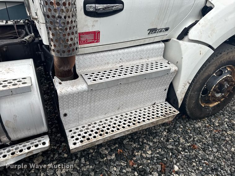 image for item YA0138 2017 Kenworth T880 semi truck