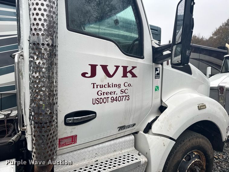 image for item YA0138 2017 Kenworth T880 semi truck