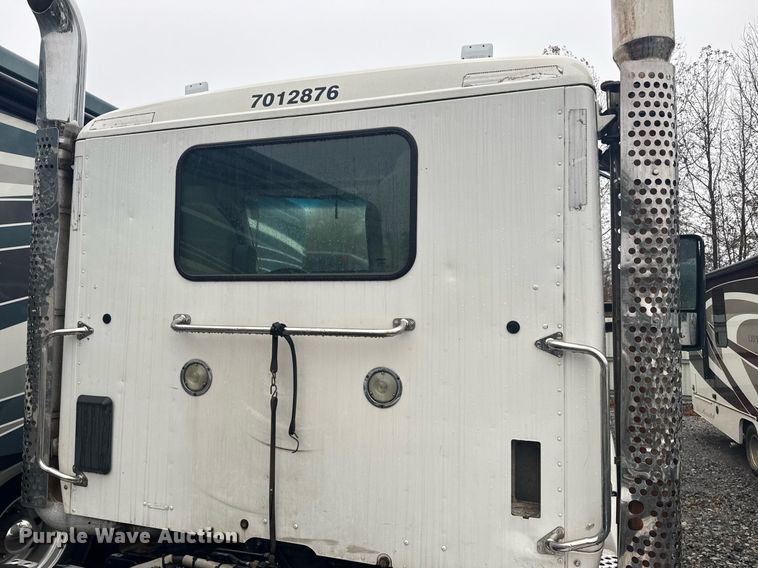 image for item YA0138 2017 Kenworth T880 semi truck