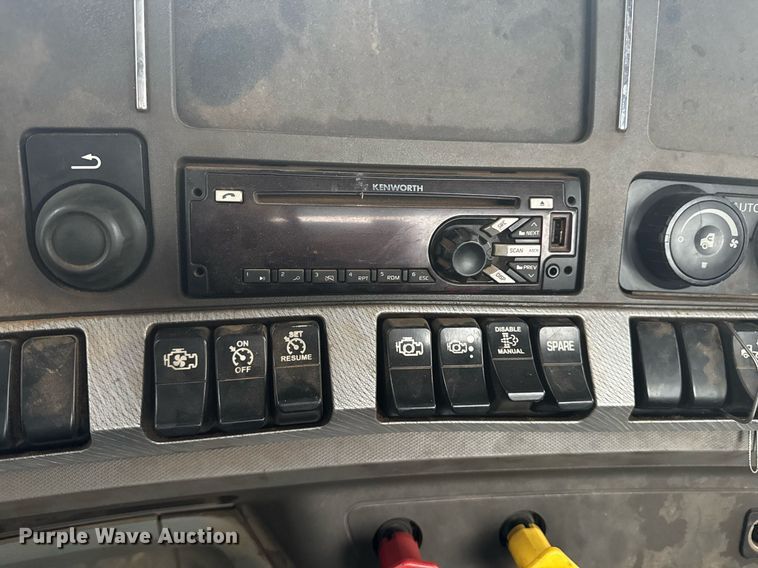 image for item YA0138 2017 Kenworth T880 semi truck