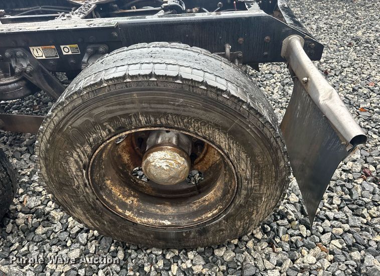 image for item YA0138 2017 Kenworth T880 semi truck