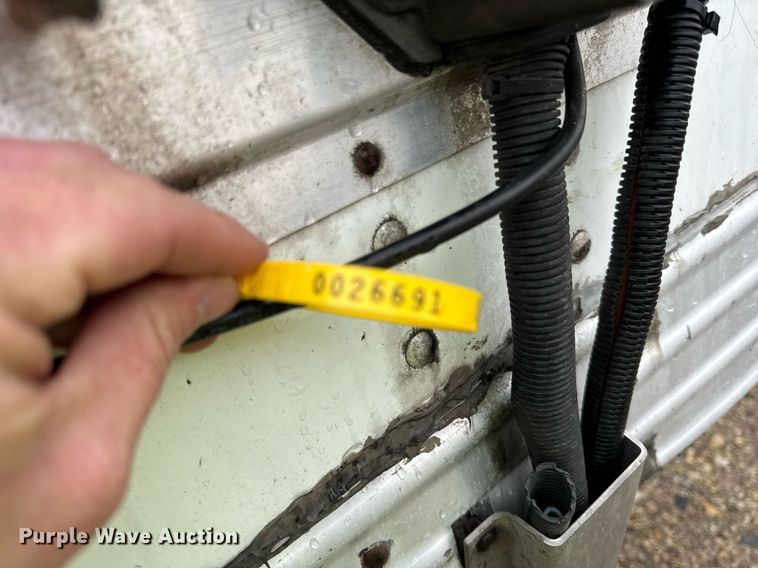 image for item YA0363 2013 Utility dry van trailer