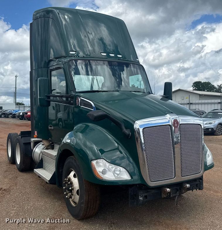 image for item YA0413 2019 Kenworth T680 semi truck
