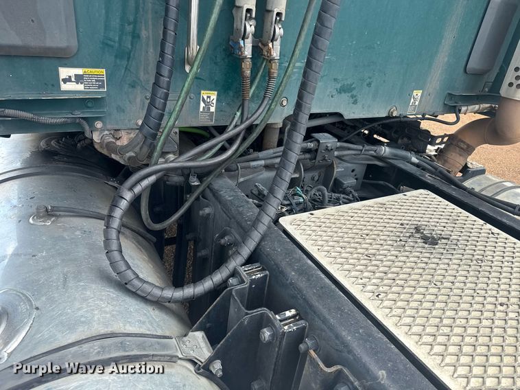 image for item YA0413 2019 Kenworth T680 semi truck