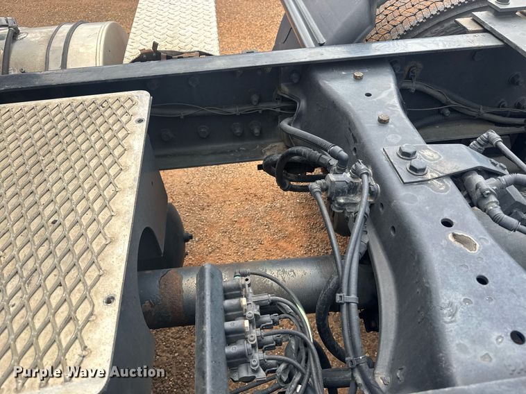 image for item YA0413 2019 Kenworth T680 semi truck