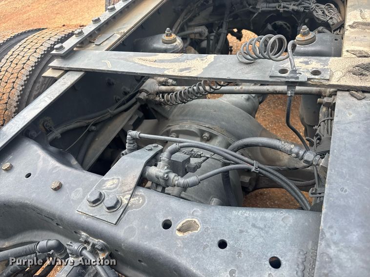 image for item YA0413 2019 Kenworth T680 semi truck