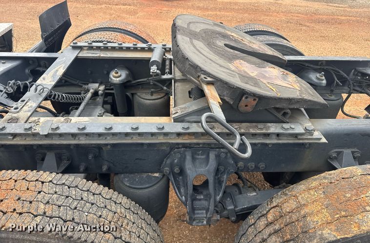 image for item YA0413 2019 Kenworth T680 semi truck