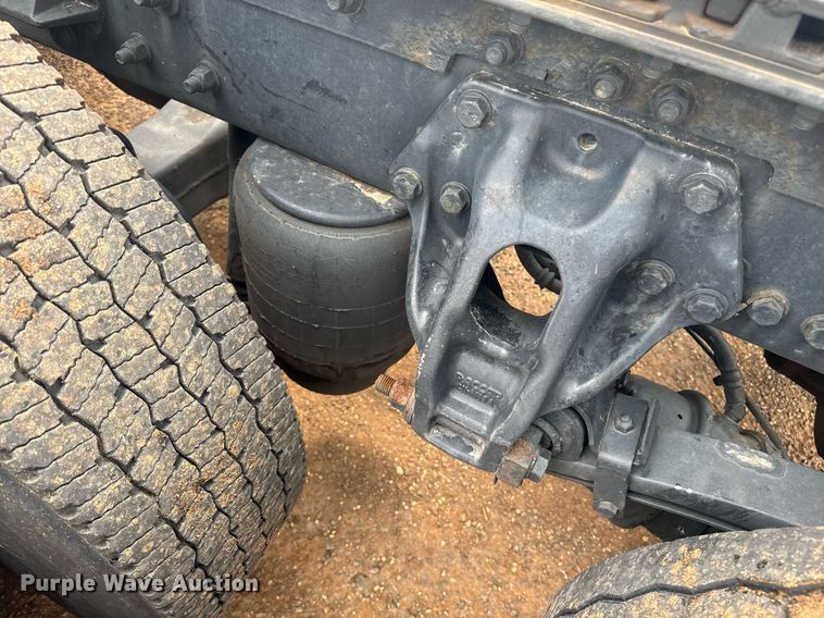 image for item YA0413 2019 Kenworth T680 semi truck