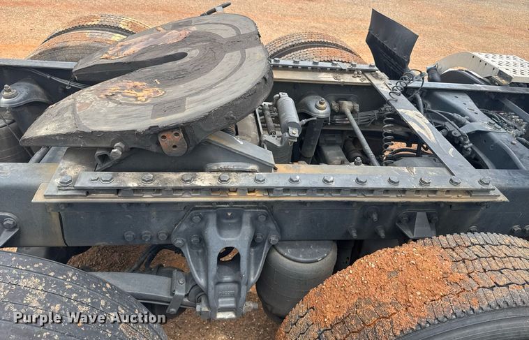 image for item YA0413 2019 Kenworth T680 semi truck