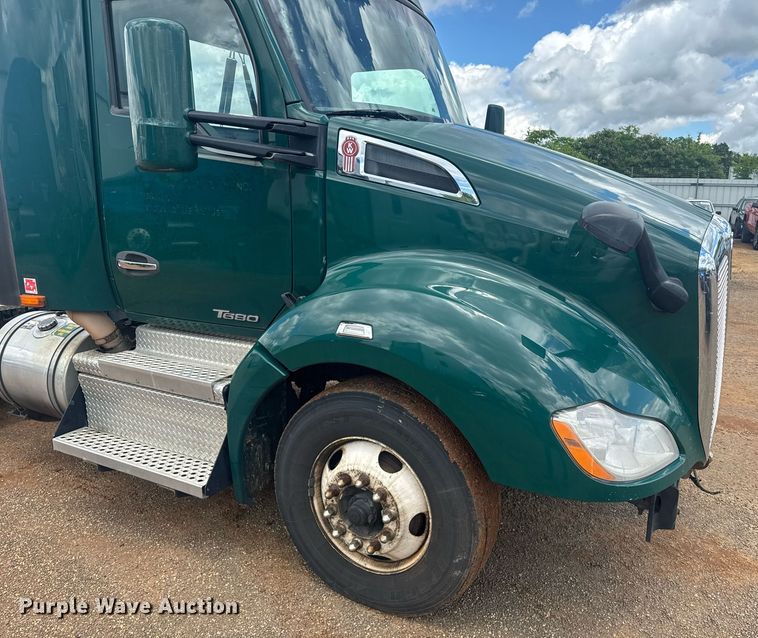 image for item YA0413 2019 Kenworth T680 semi truck