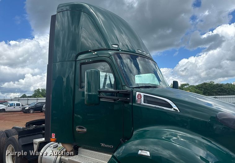 image for item YA0413 2019 Kenworth T680 semi truck