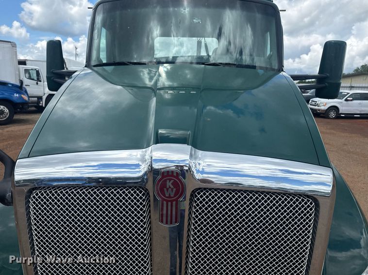 image for item YA0413 2019 Kenworth T680 semi truck