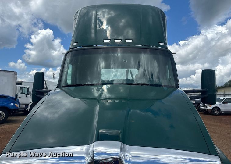 image for item YA0413 2019 Kenworth T680 semi truck