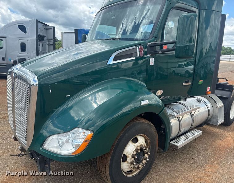image for item YA0413 2019 Kenworth T680 semi truck