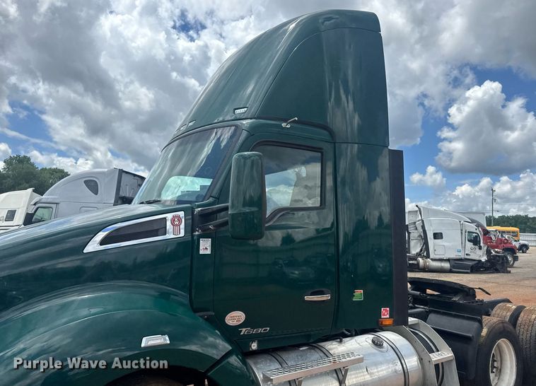 image for item YA0413 2019 Kenworth T680 semi truck