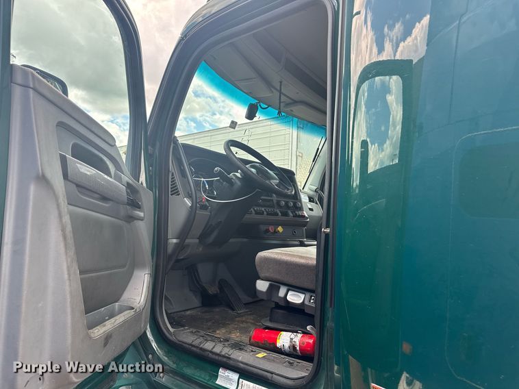 image for item YA0413 2019 Kenworth T680 semi truck