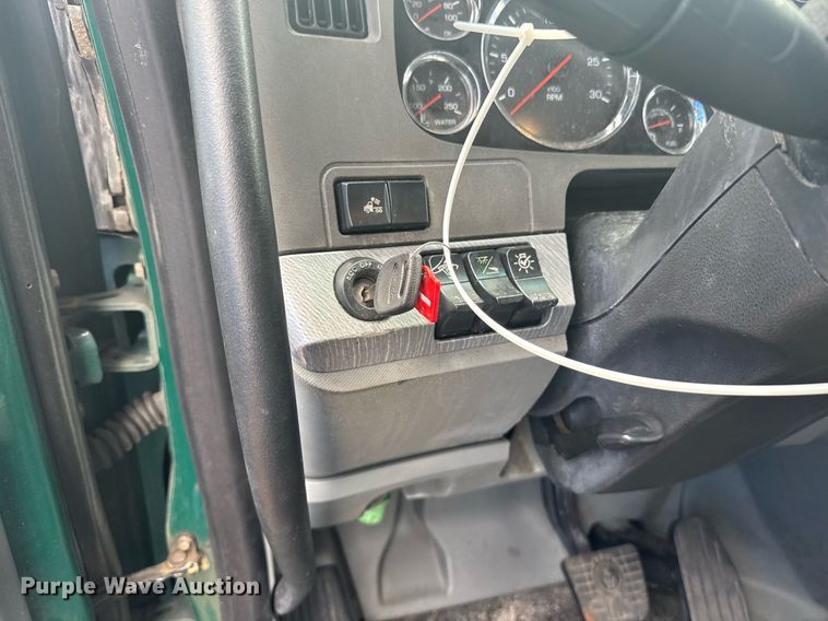 image for item YA0413 2019 Kenworth T680 semi truck