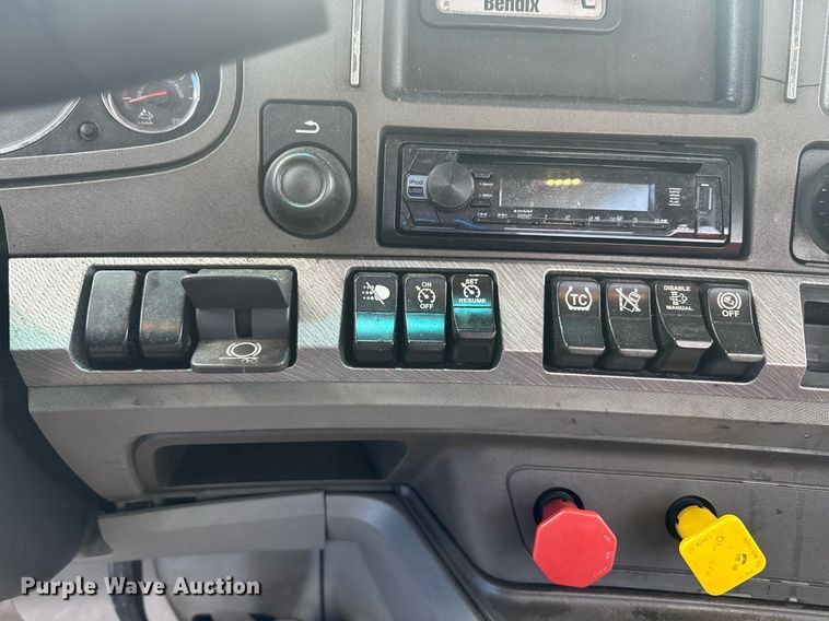 image for item YA0413 2019 Kenworth T680 semi truck