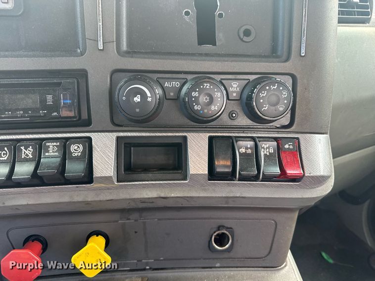 image for item YA0413 2019 Kenworth T680 semi truck