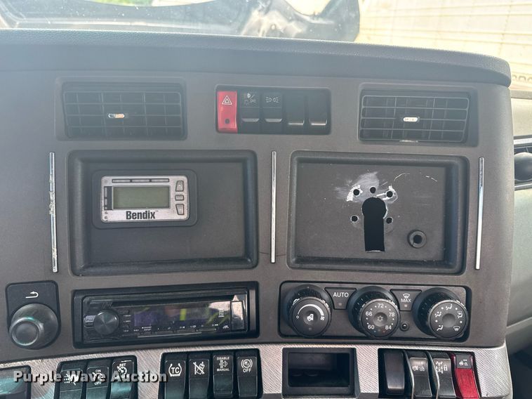 image for item YA0413 2019 Kenworth T680 semi truck