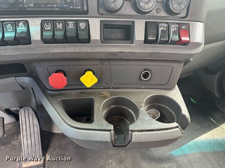 image for item YA0413 2019 Kenworth T680 semi truck