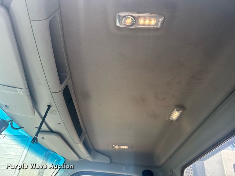 image for item YA0413 2019 Kenworth T680 semi truck