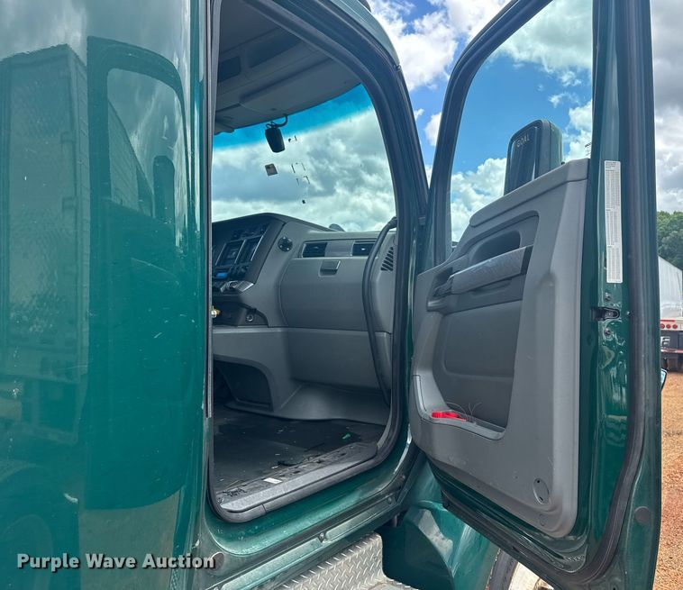 image for item YA0413 2019 Kenworth T680 semi truck