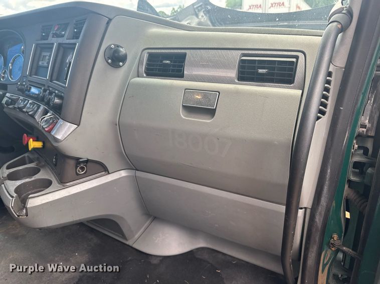 image for item YA0413 2019 Kenworth T680 semi truck