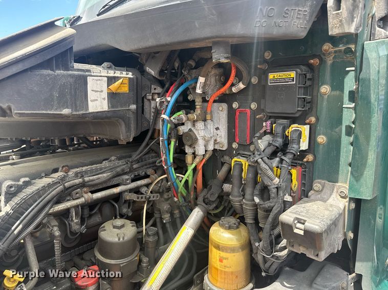 image for item YA0413 2019 Kenworth T680 semi truck