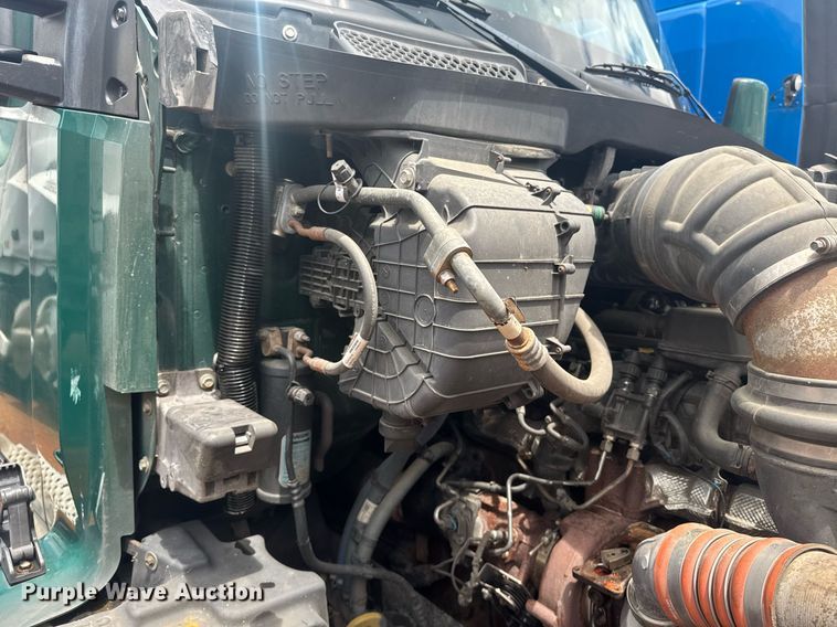 image for item YA0413 2019 Kenworth T680 semi truck