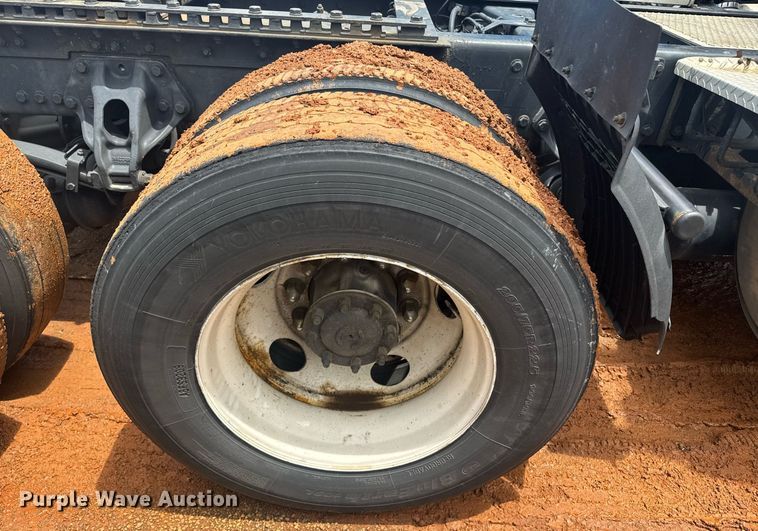 image for item YA0413 2019 Kenworth T680 semi truck