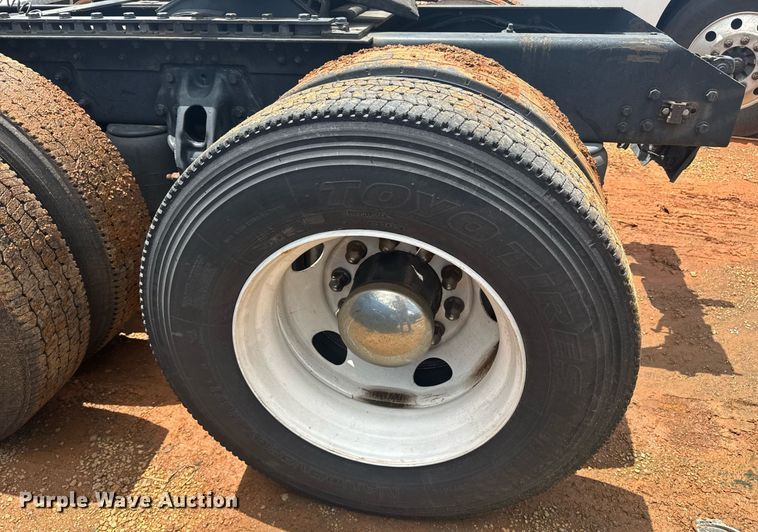 image for item YA0413 2019 Kenworth T680 semi truck