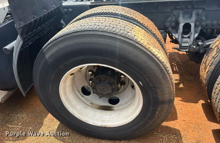 image for item YA0413 2019 Kenworth T680 semi truck