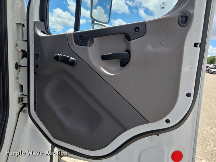 image for item YA0492 2012 Freightliner  Business Class M2 106 box truck