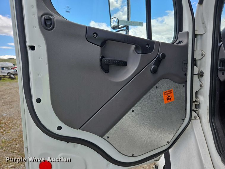 image for item YA0493 2012 Freightliner Business Class M2 106 box truck