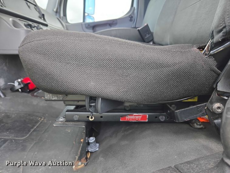 image for item YA0493 2012 Freightliner Business Class M2 106 box truck