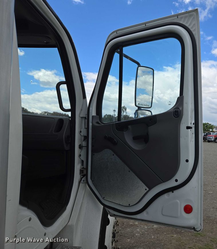 image for item YA0493 2012 Freightliner Business Class M2 106 box truck