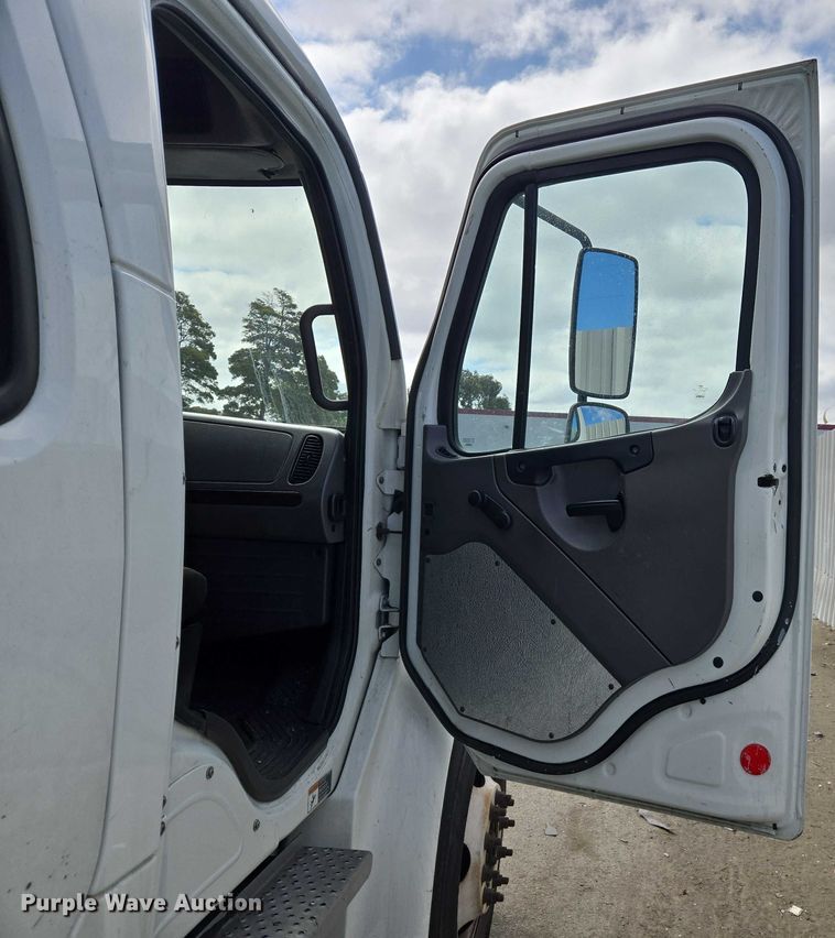 image for item YA0494 2016 Freightliner Business Class M2 106 box truck