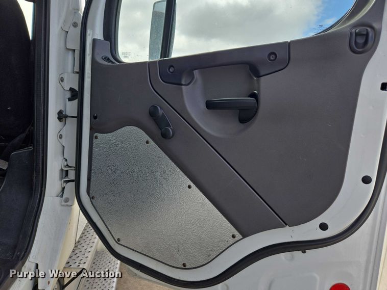 image for item YA0494 2016 Freightliner Business Class M2 106 box truck