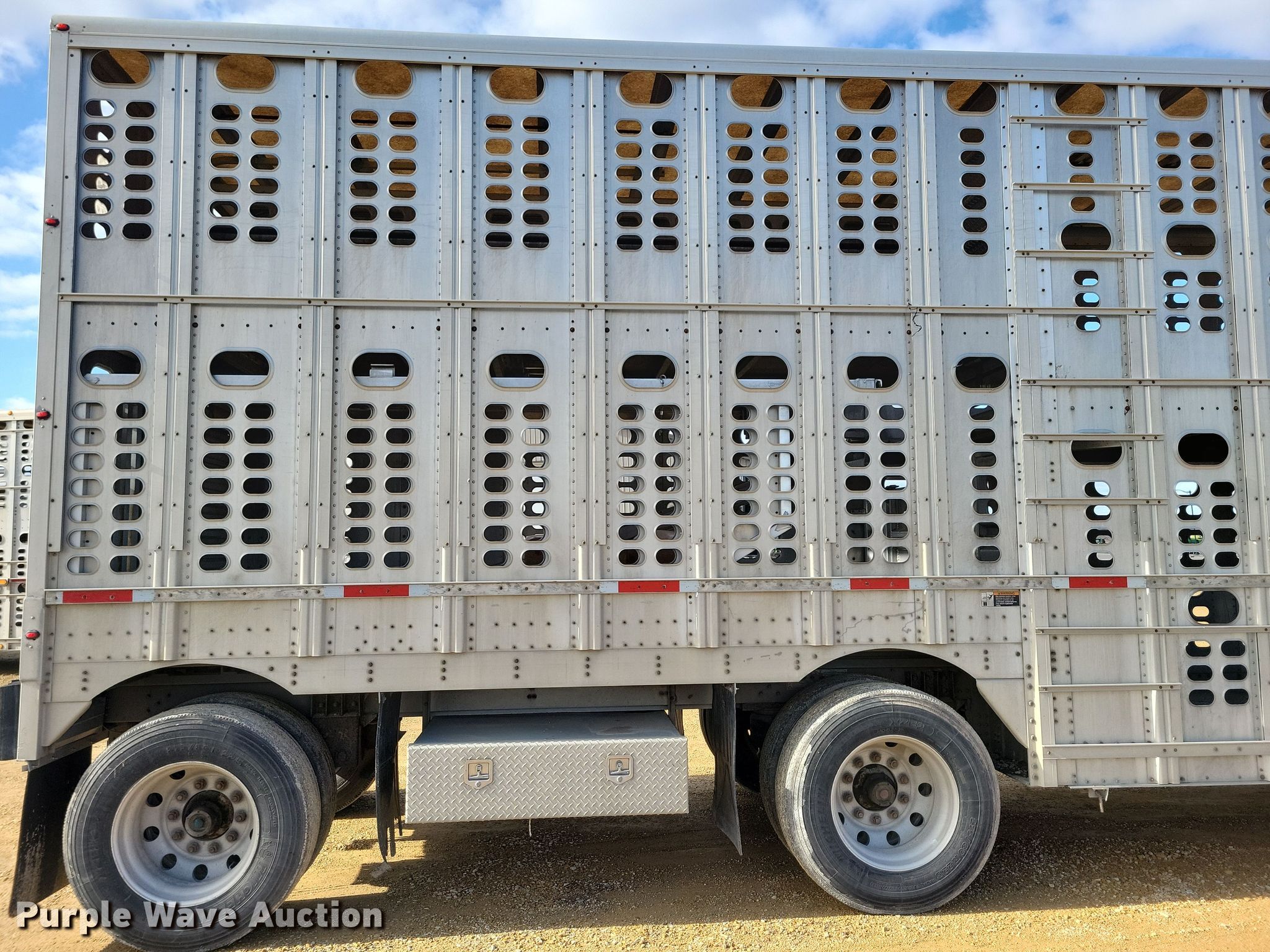 2004 Wilson PSDCL-402 livestock trailer in Blue Earth, MN