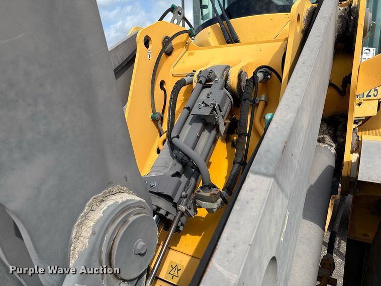 image for item DF8519 2008 Volvo L90F wheel loader