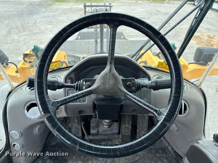 image for item DF8519 2008 Volvo L90F wheel loader