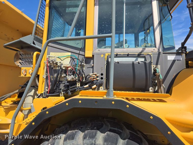 image for item DF8522 2004 Volvo A25D articulated haul truck