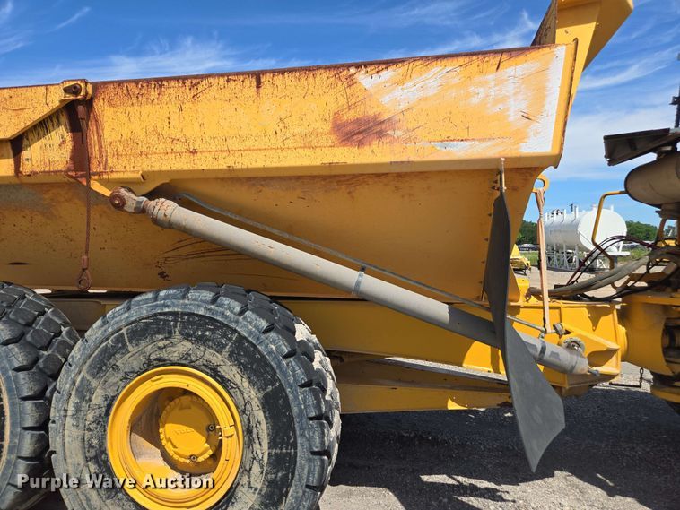 image for item DF8522 2004 Volvo A25D articulated haul truck