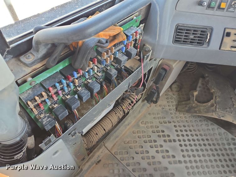 image for item DF8522 2004 Volvo A25D articulated haul truck