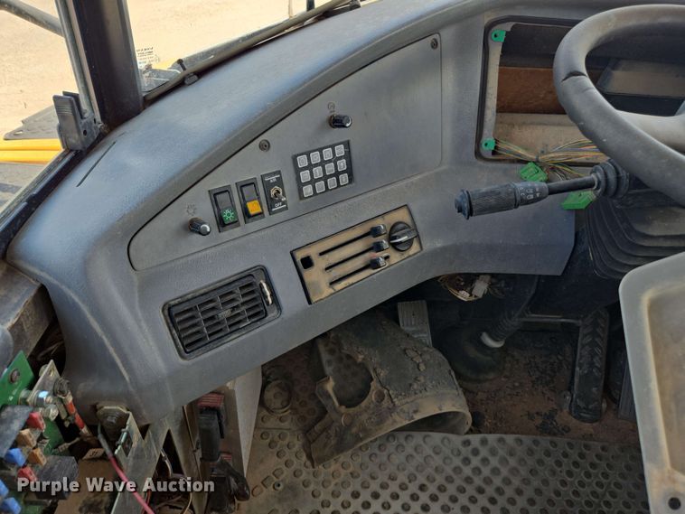 image for item DF8522 2004 Volvo A25D articulated haul truck