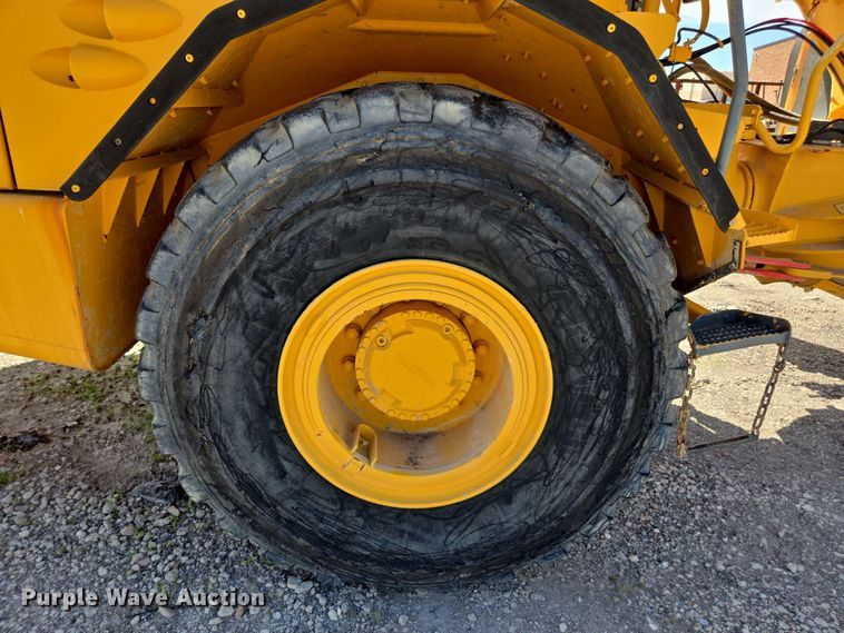 image for item DF8522 2004 Volvo A25D articulated haul truck
