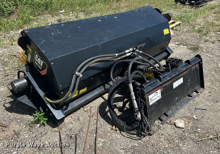 image for item DF8531 2019 Caterpillar BA118C skid steer broom