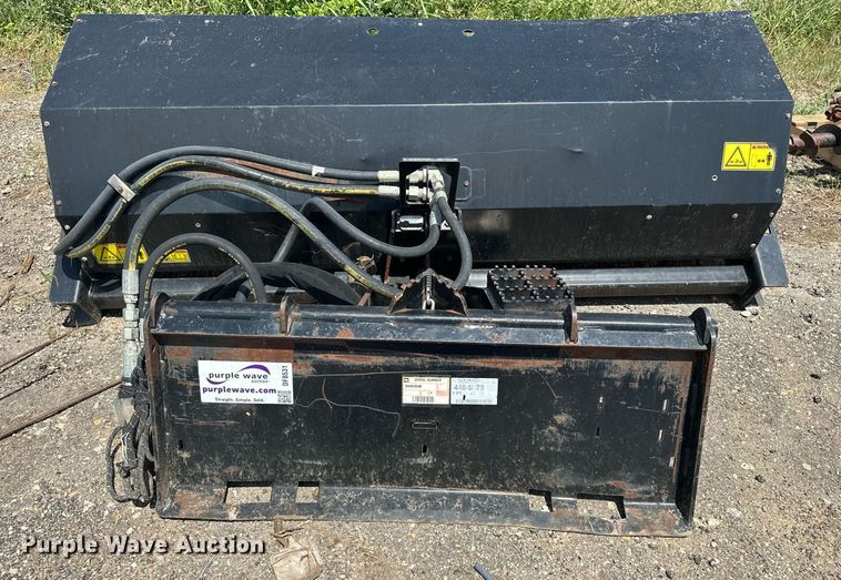 image for item DF8531 2019 Caterpillar BA118C skid steer broom