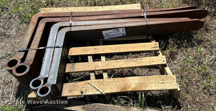 image for item DF8534 (2) pallet forks